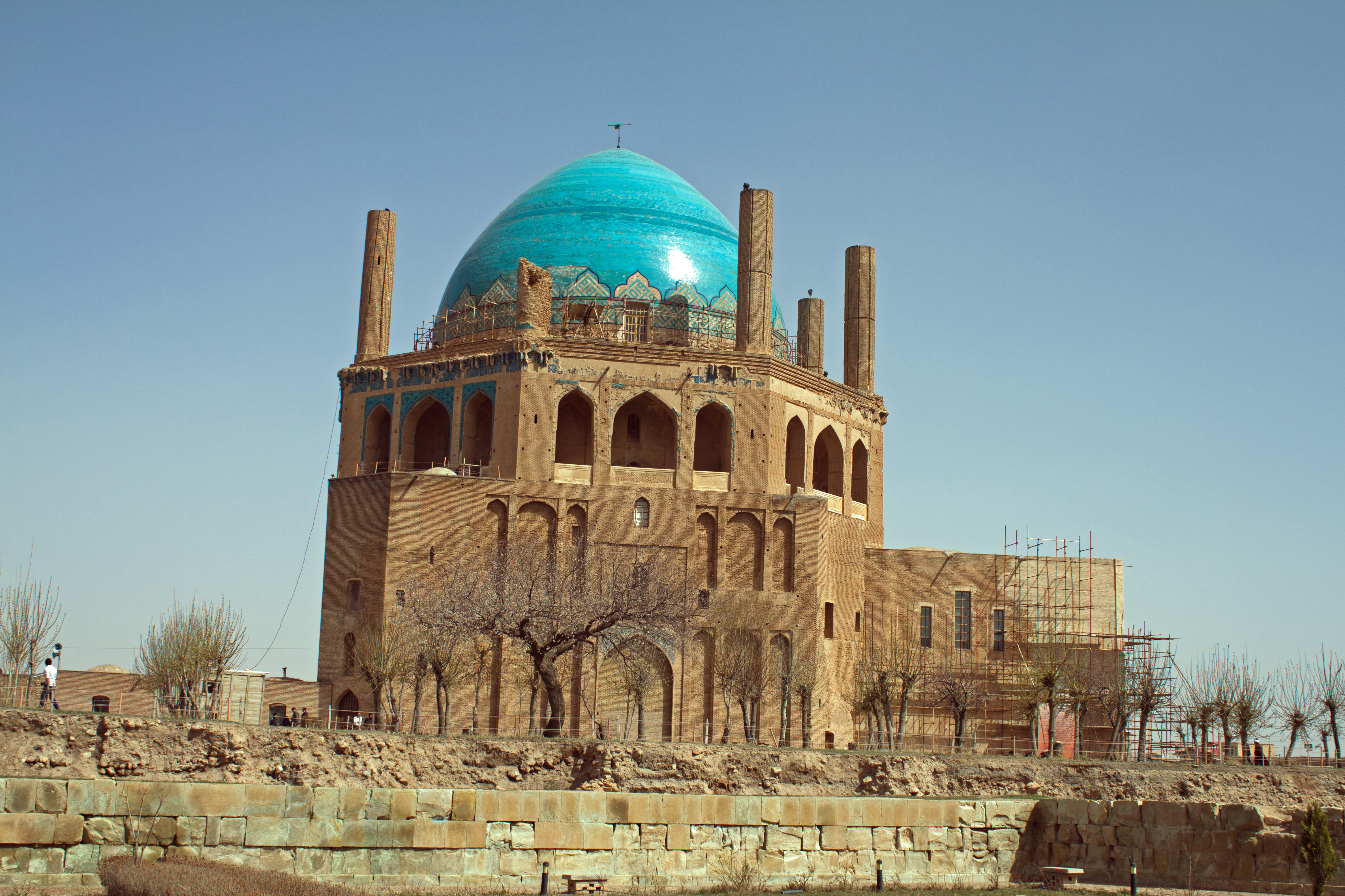 Picture of the Soltaniyeh mauseoleum Dalrymple praised, taken from Wikimedia Commons under GNU Free Documentation License